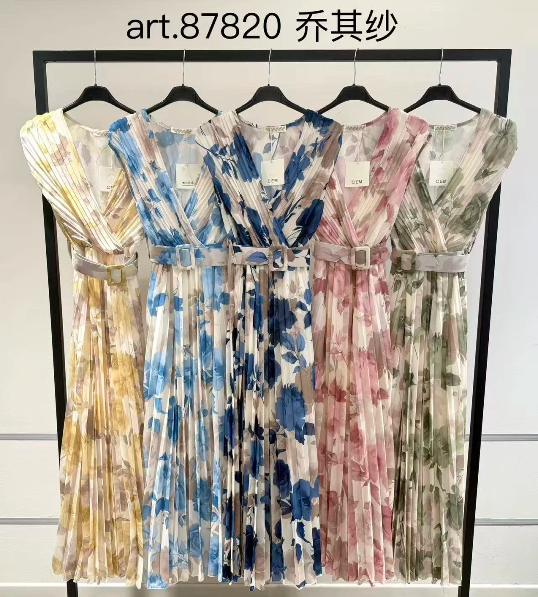 Sleeveless pleated dress with belt 2