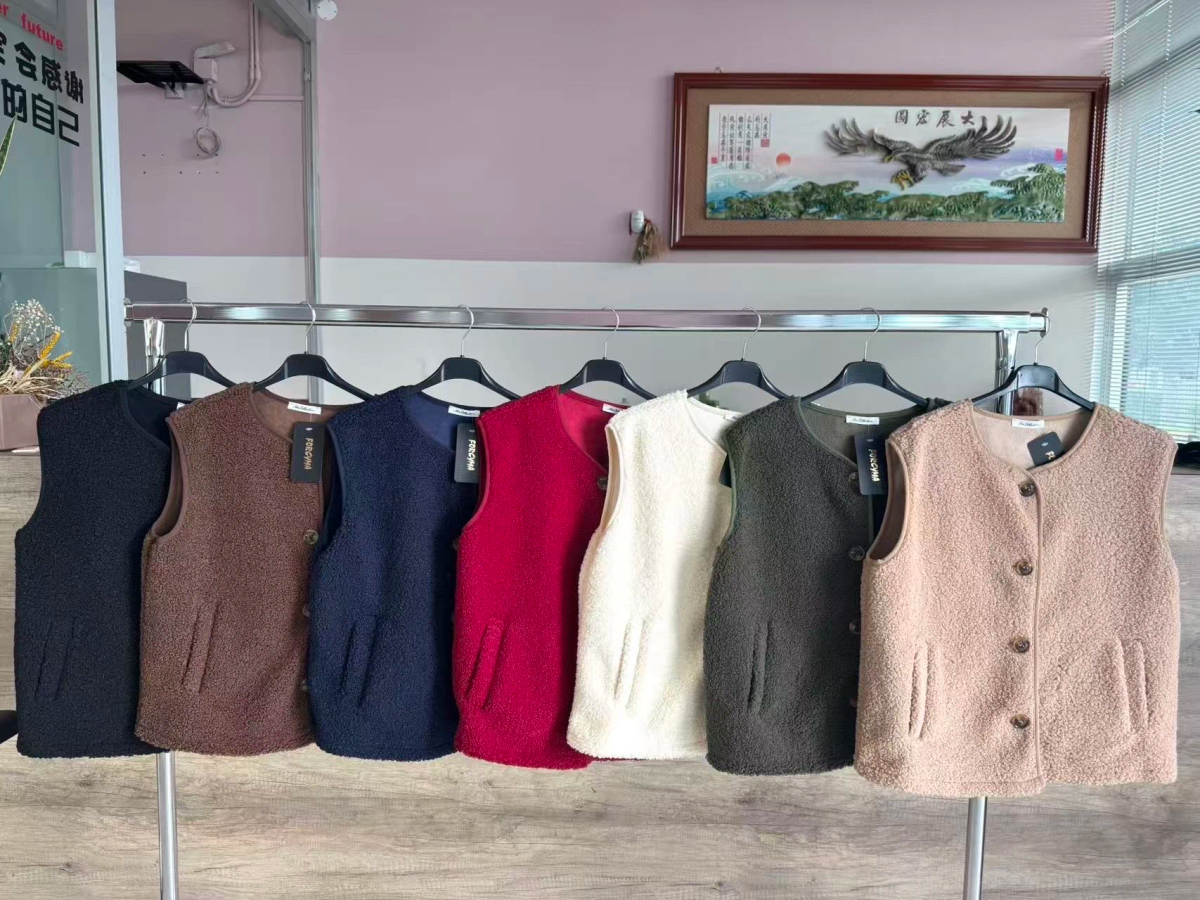 Gilet Teddy  sans manches  avec poches et boutons 2