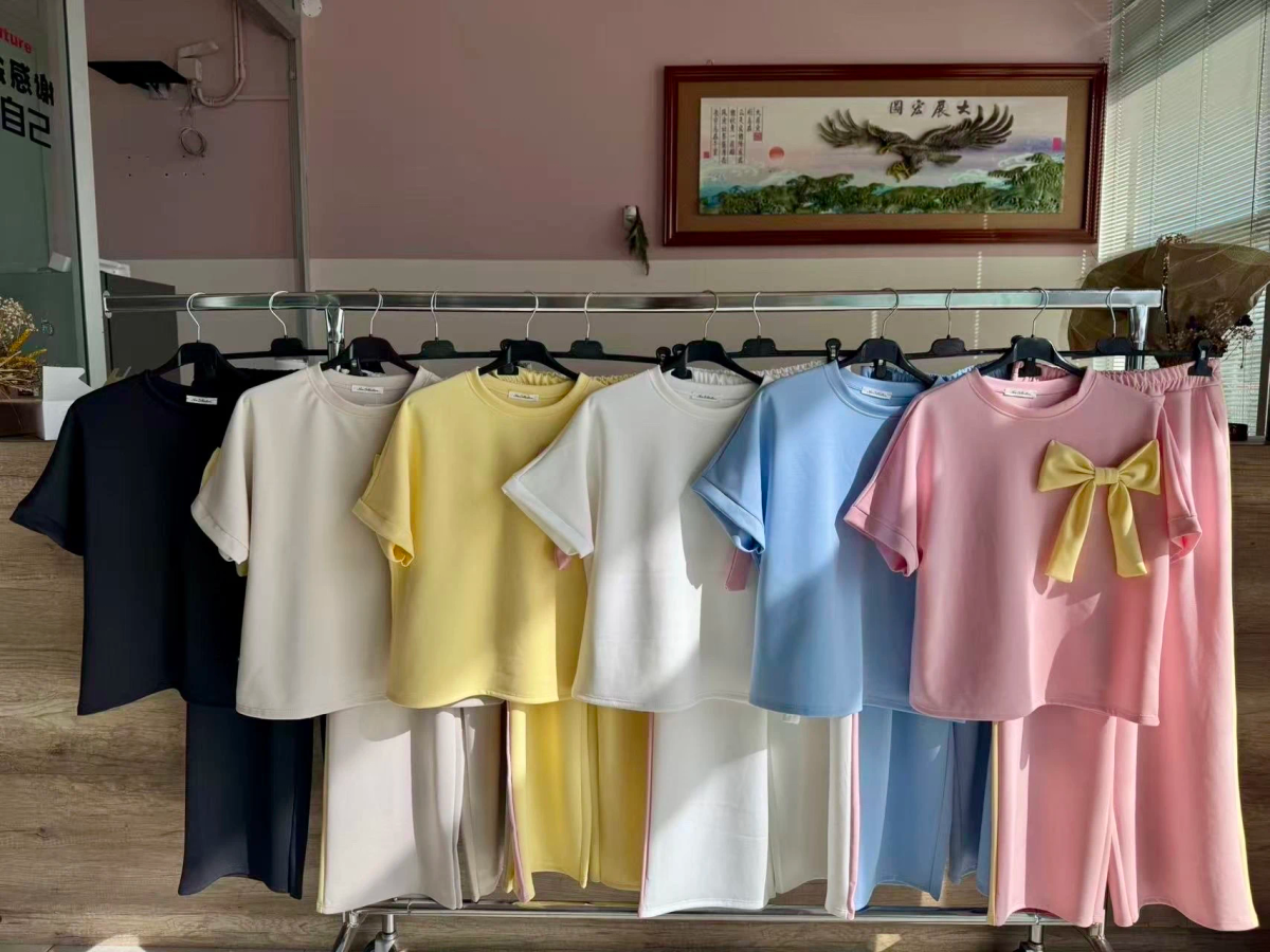 Ensemble avec nœud élégant et pantalon fluide chic 2