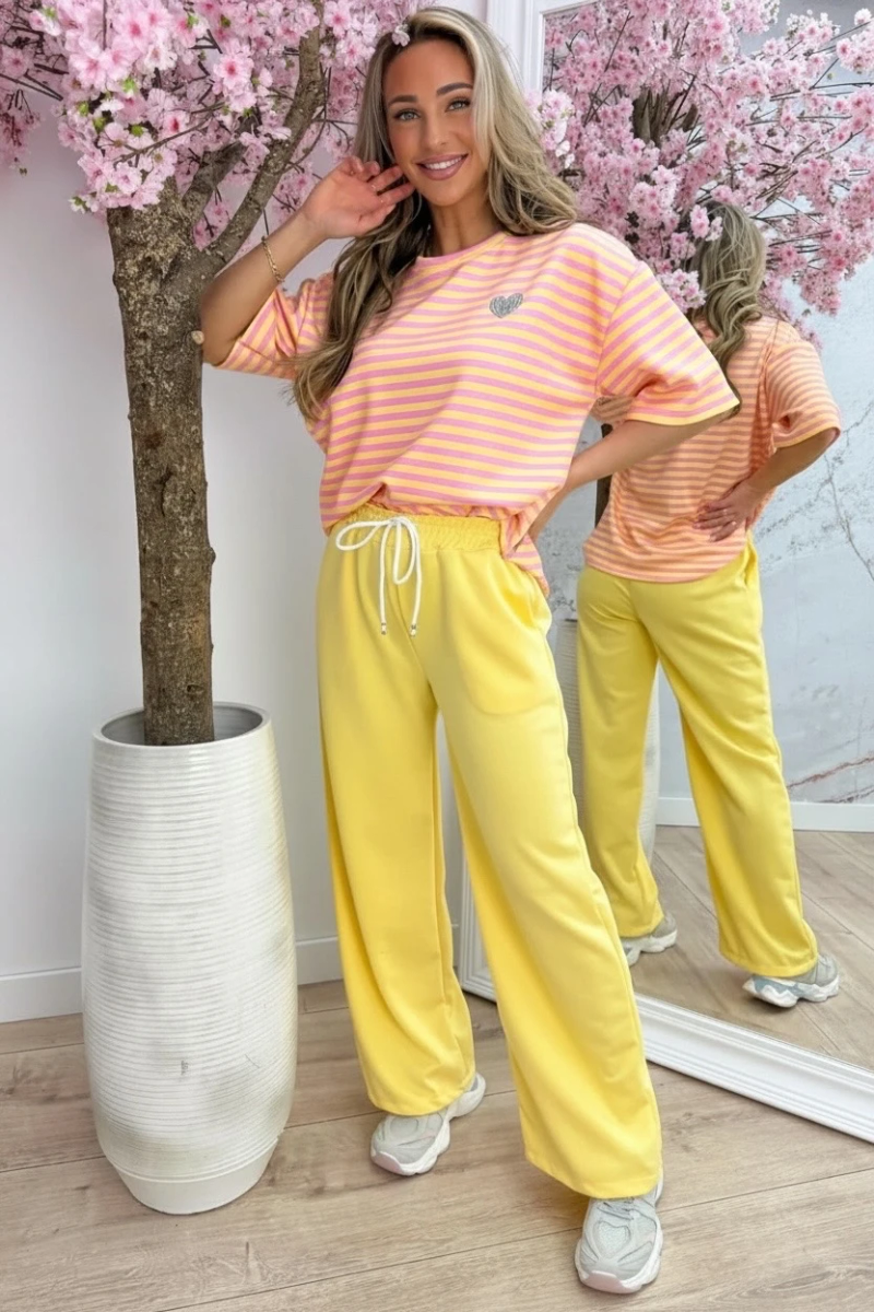 Ensemble décontracté chic avec top rayé et pantalon fluide taille élastique