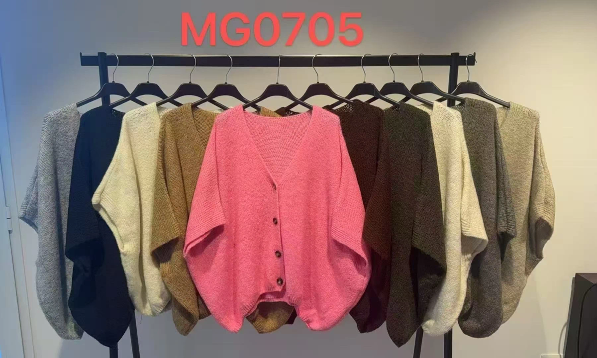 Gilet Oversize en Maille Douce à boutons  – Coupe Ample 2