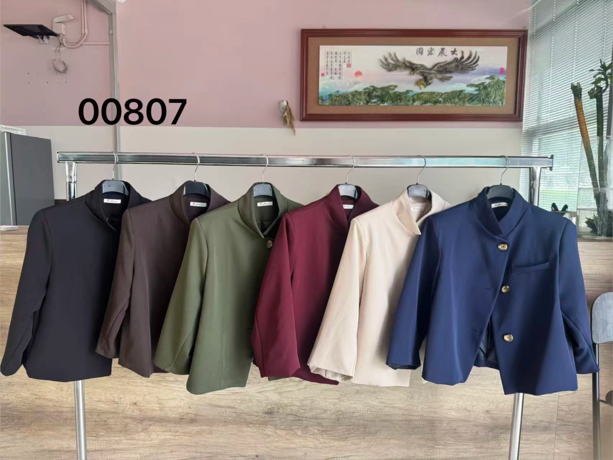 Veste blazer courte coupe chic et structurée 2